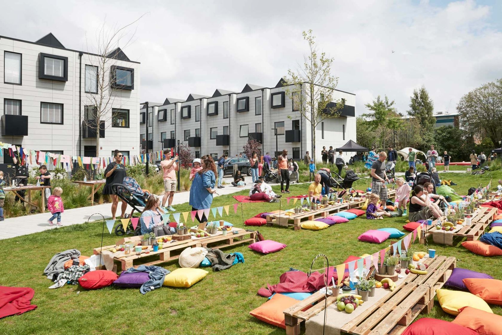 house_web_Port_Loop_Big_Lunch_Event_Shaws_0621_214_3-2_5d53fffa318cbb08ebfd709f79e655e4